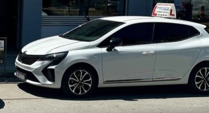 Το λευκό χειροκίνητο εκπαιδευτικό αυτοκίνητο της Σχολής Οδηγών Speedmaster